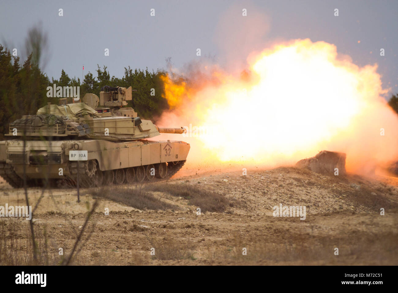 Un U.S. Abrams dell Esercito di carro armato appartenente al primo squadrone, dodicesimo reggimento di cavalleria, 3° Brigata corazzate Team di combattimento. 1a divisione di cavalleria, incendi a bersagli durante una tabella gunnery a Fort Hood, Texas 1 marzo 2018. I soldati del 3° Brigata ha lavorato duro per mostrare che essi potrebbero essere efficaci di combattimento in seguito a nove mesi di distribuzione per il Kuwait, rafforzando l'esercito ideale di disponibilità. (US Army foto scattata da Spc. Nicholas Vidro, 7 Mobile degli affari pubblici distacco). Foto Stock