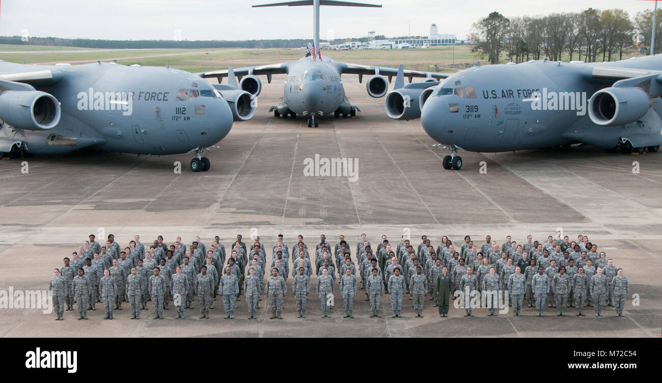 In riconoscimento della Nazionale femminile storia mese, la 172d Airlift Wing saluta i nostri aviatori che servire la nazione al campo di Thompson, Jackson, Miss., Marzo 04, 2018. Dal 1987, le donne della storia del mese è celebrato in congiunzione con le donne internazionale il giorno 8 Marzo a riconoscere le donne i contributi per la società e la storia. (Air National Guard foto di Senior Master Sgt. Connie K. Reed/rilasciato) Foto Stock