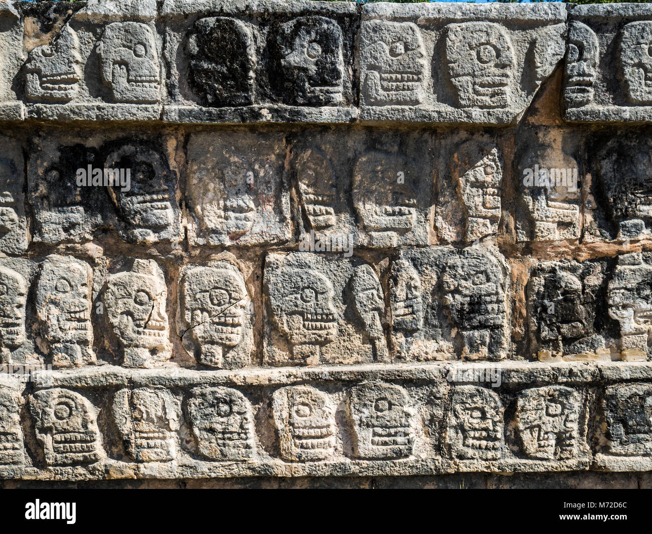 Tzompantli, il muro dei teschi, è stata la base di una struttura utilizzata per il sacrificio umano in Chichen Itza città Maya in Yucatan, Messico Foto Stock