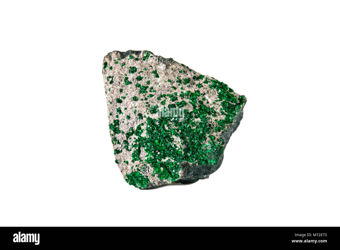 Le riprese in modalità Macro della pietra naturale. Minerali grezzi fluorite, Cina. Oggetto isolato su uno sfondo bianco. Foto Stock