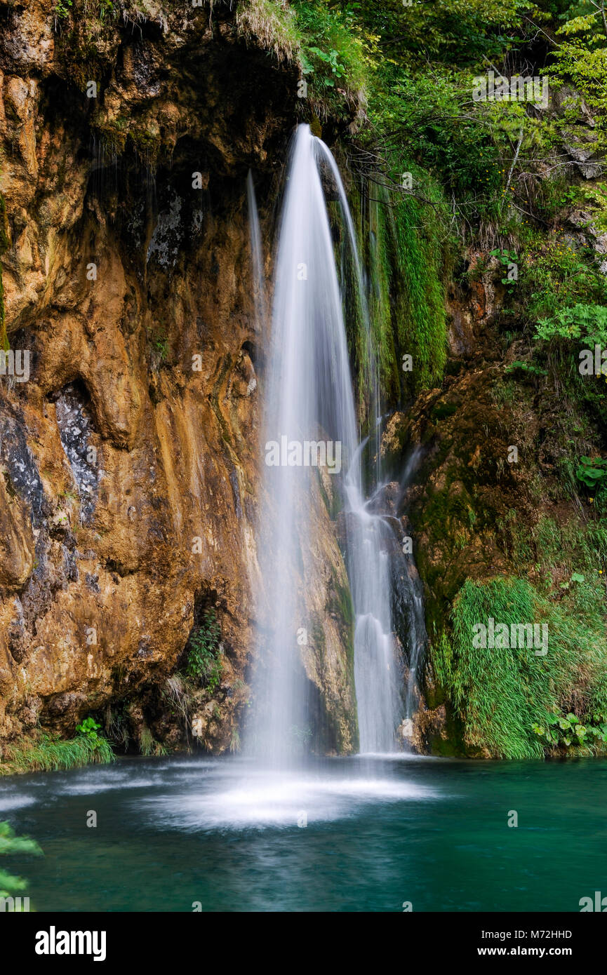 Bella cascata verde dettaglio presso il parco nazionale dei laghi di Plitvice Foto Stock