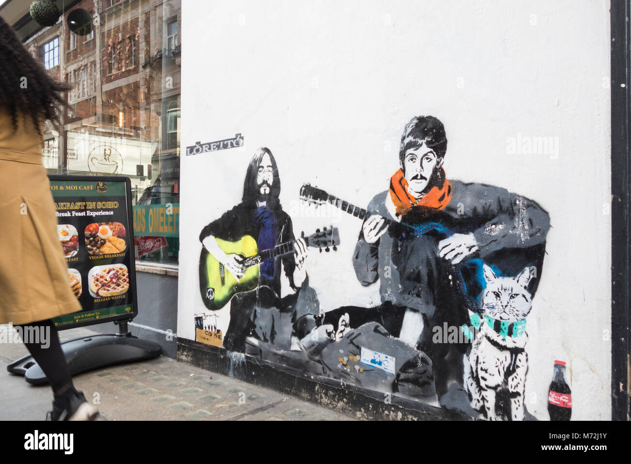 Arte di strada da Loretto di John Lennon e Paul McCartney su D'Arblay Street a Londra nel quartiere di Soho. Foto Stock