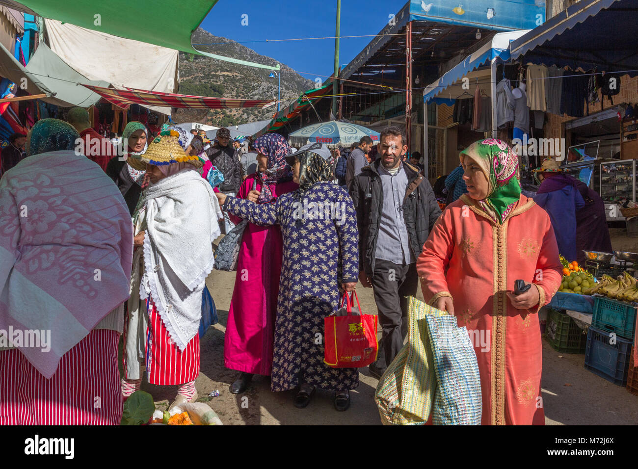 Una trafficata strada vibrante scena mostrando la popolazione locale al mercato regolare sul giorno di mercato a Chefchaouen, Marocco Foto Stock