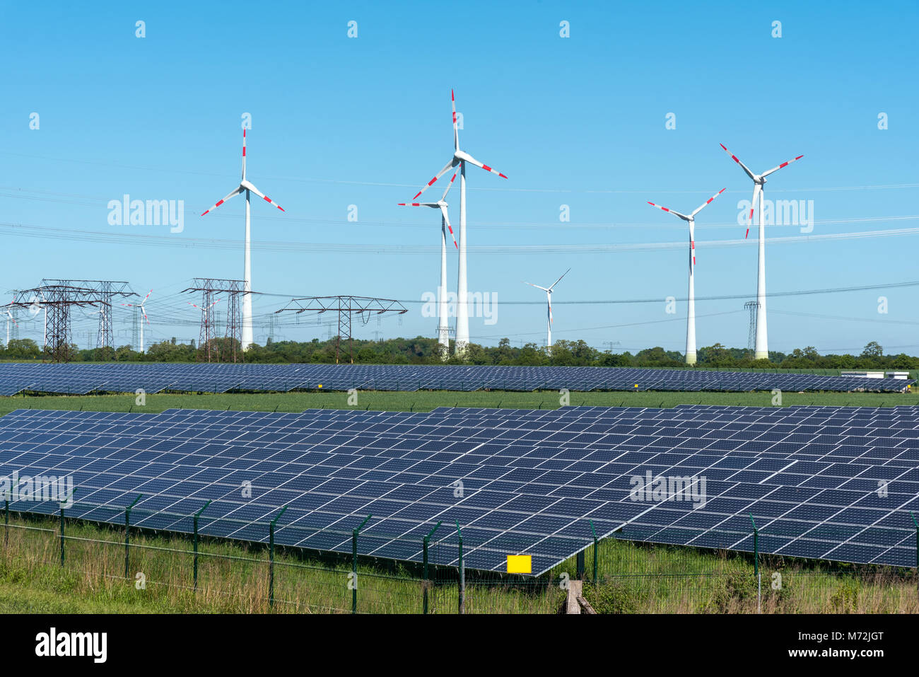 Generazione di energia da fonti rinnovabili e linee di trasmissione di potenza si vede in Germania Foto Stock