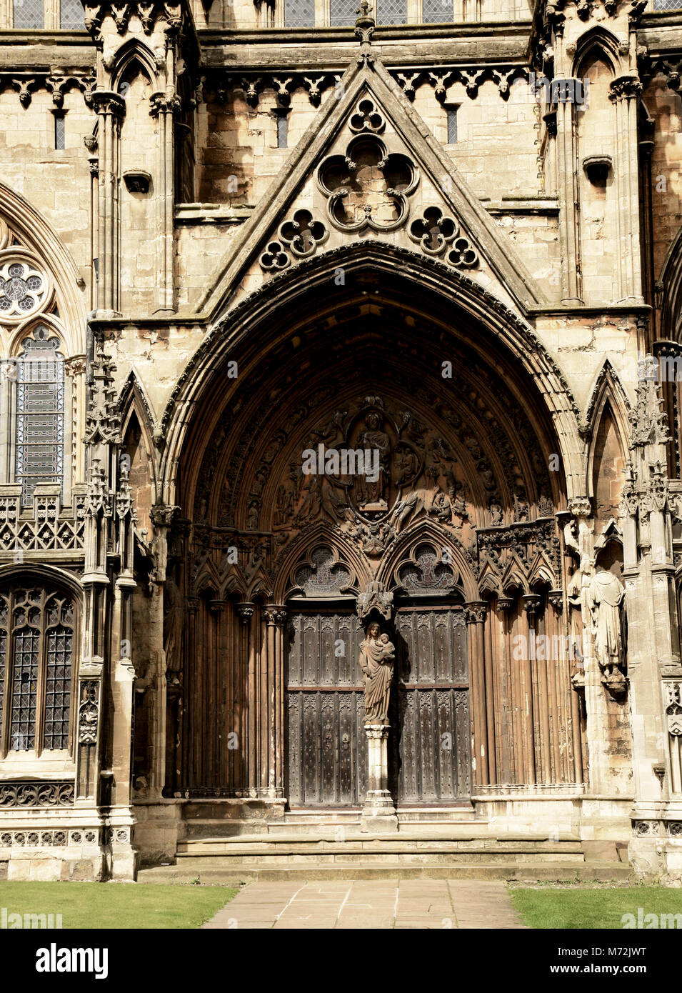Cattedrale di Lincoln. Il Portale di giudizio sul lato sud est dell'edificio. Madonna e Bambino statua. Foto Stock