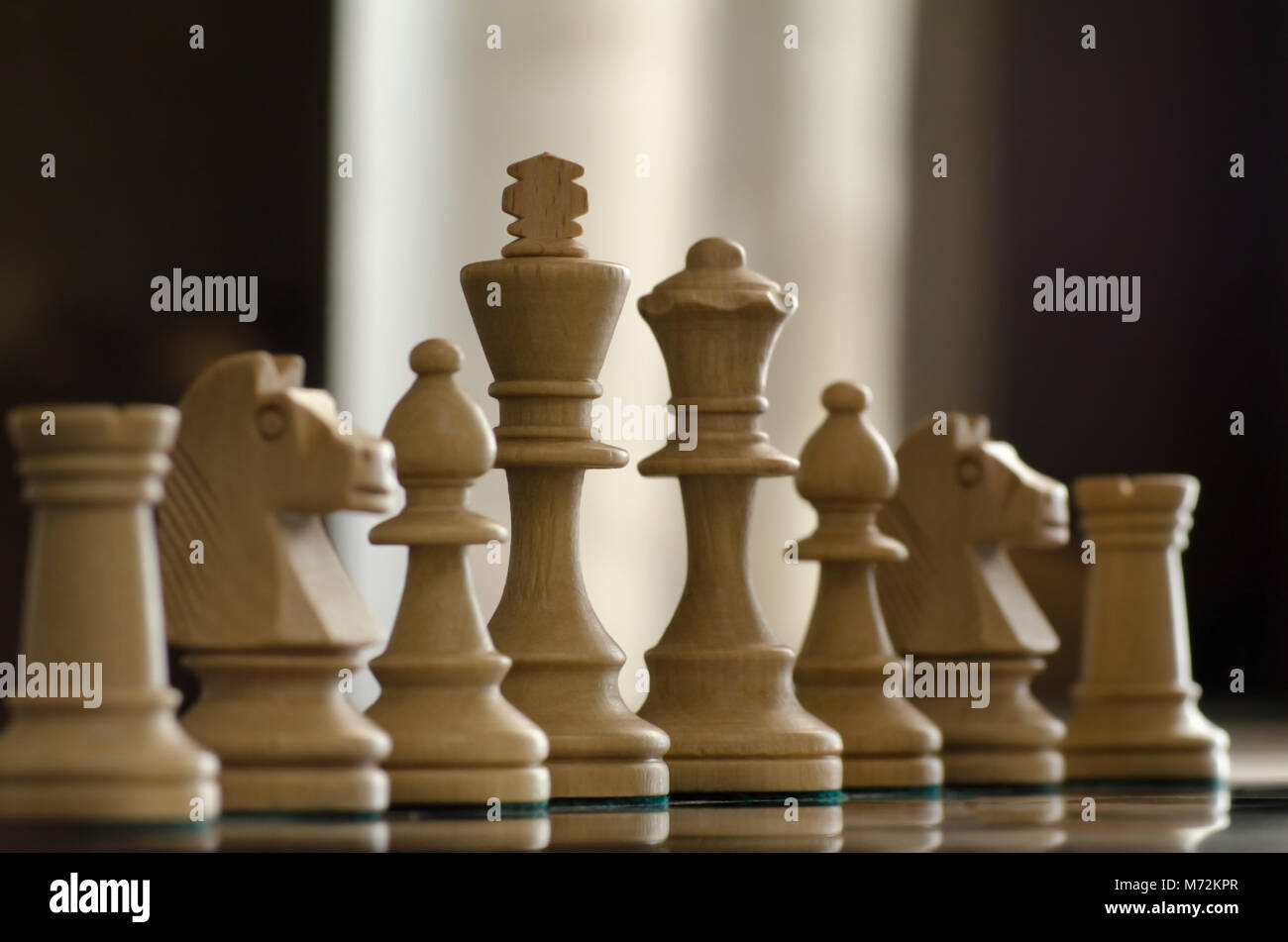Conceprt con pezzi di scacchi e illuminazione Foto Stock