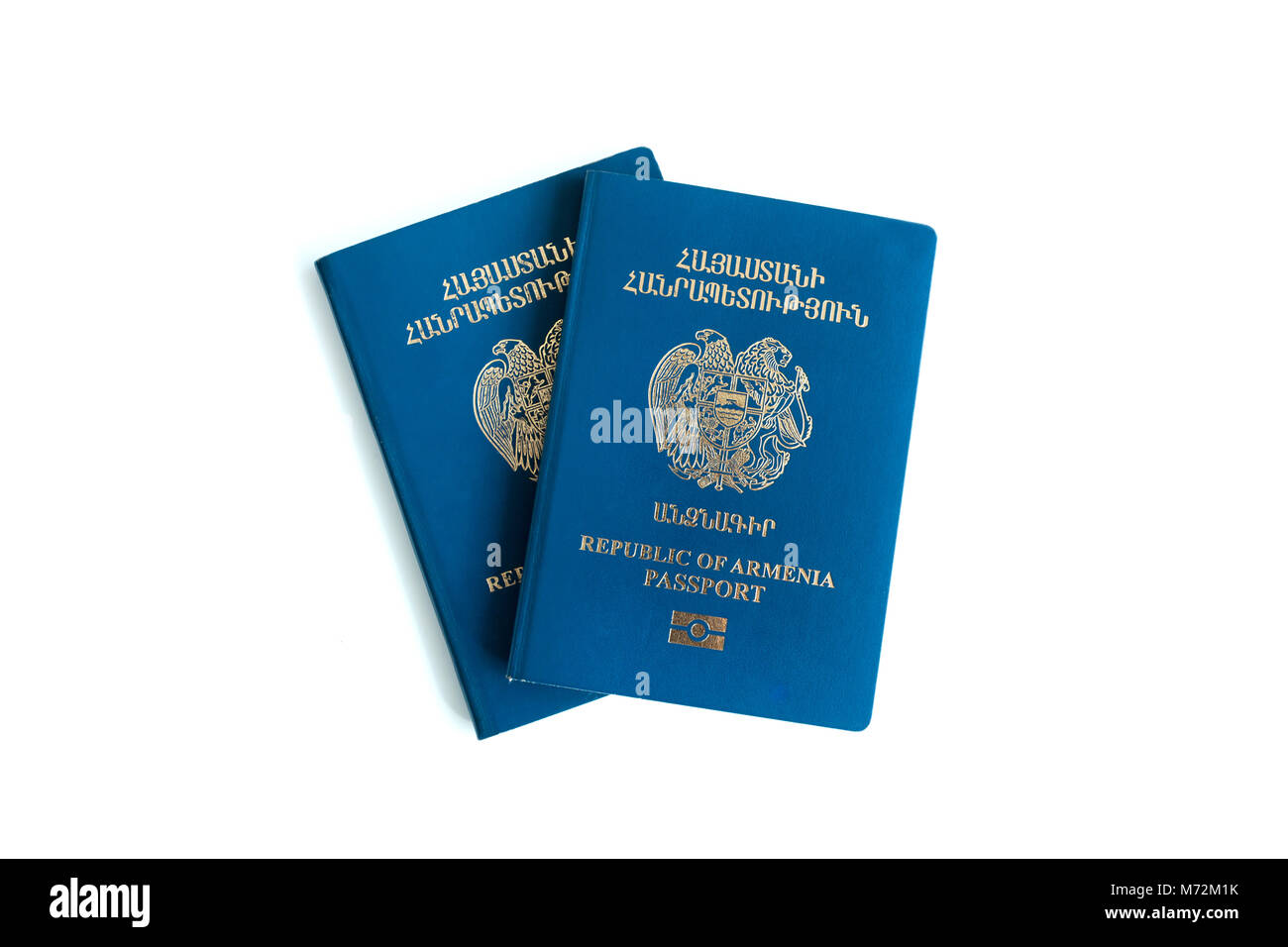 Due Repubblica di Armenia di passaporti biometrici isolati su sfondo bianco Foto Stock