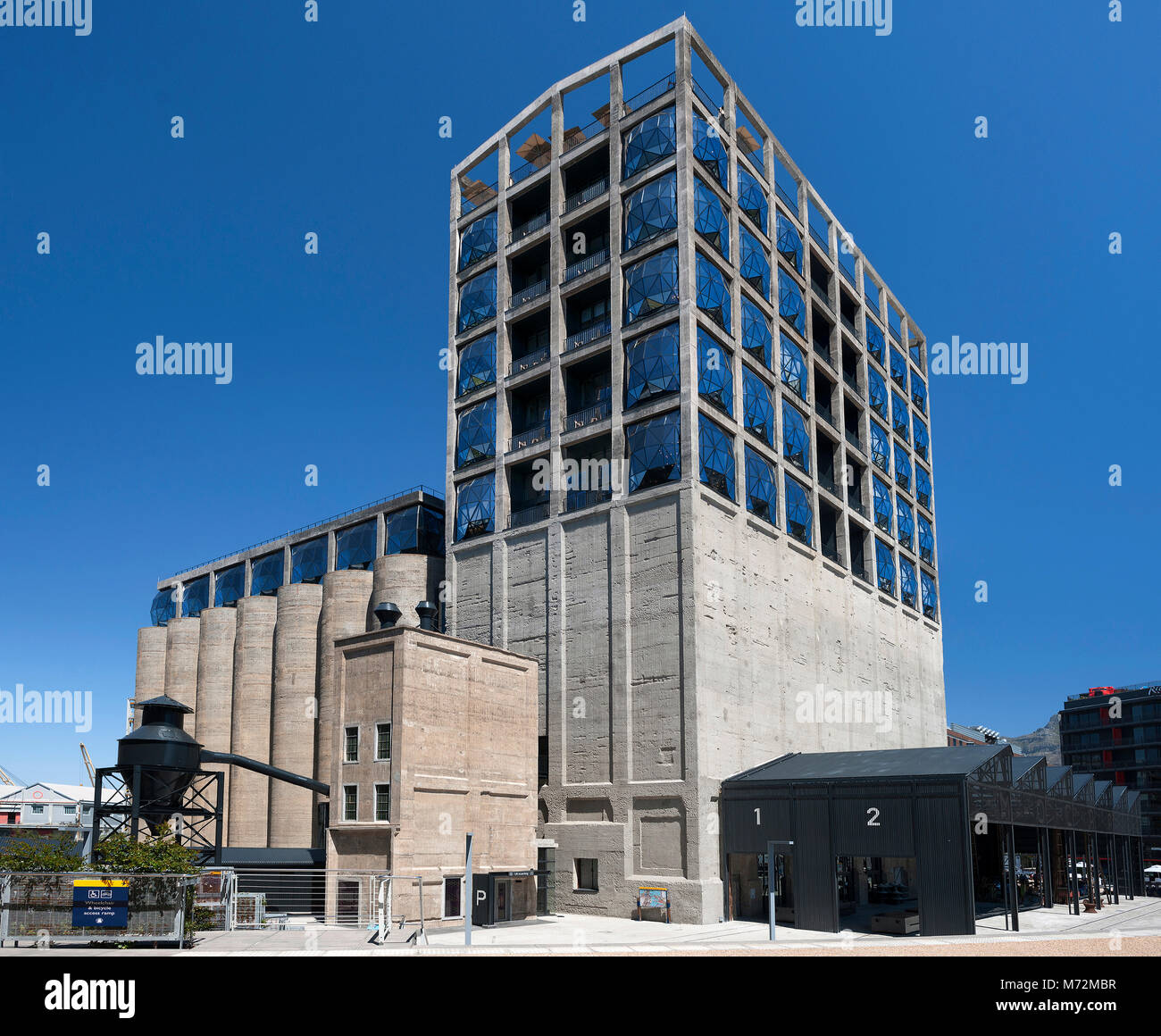 Zeitz MOCAA (Museo di Arte contemporanea africana) e il silo edificio Hotel in Cape Town Waterfront. Foto Stock