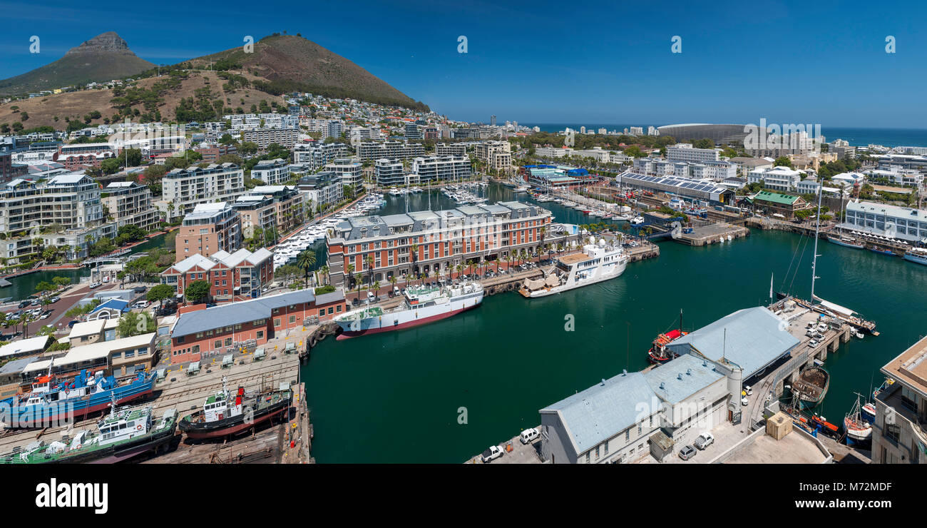 Vista panoramica attraverso il Cape Town Waterfront con testa di leone e Signal Hill in background. Foto Stock