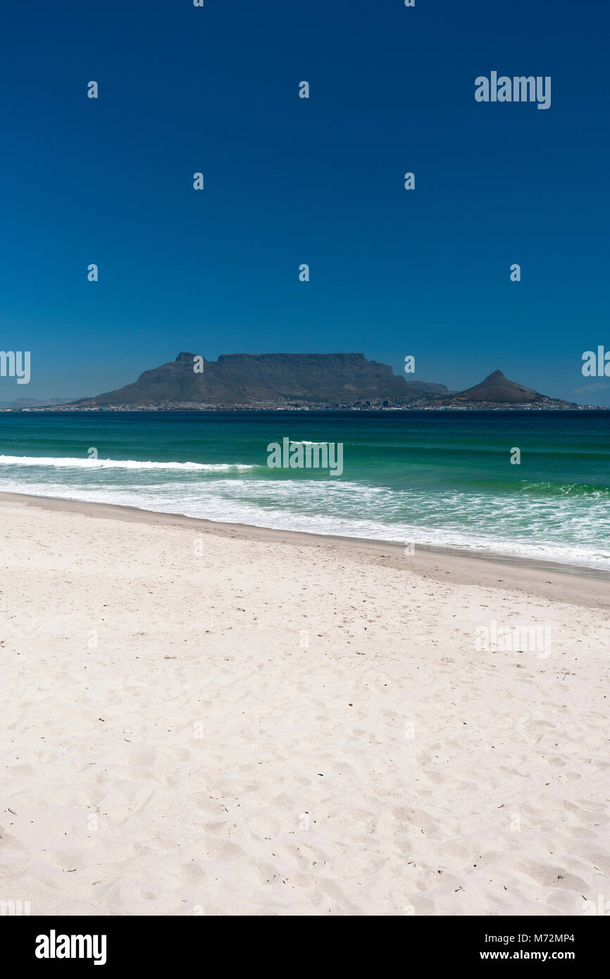 Table Mountain visto da Blouberg beach a Cape Town. Foto Stock