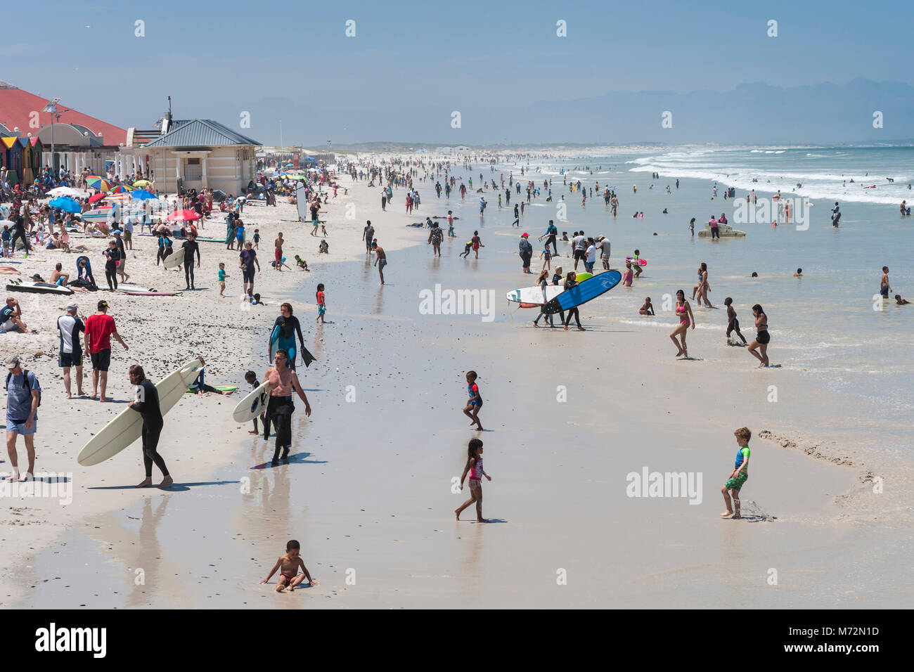 La folla di gente sulla spiaggia di Muizenberg a Cape Town, Sud Africa. Foto Stock