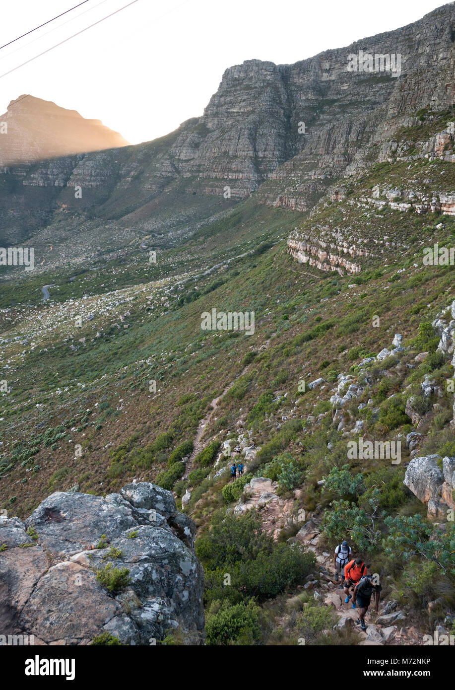 Gli escursionisti in India Venster percorso escursionistico sulla Table Mountain a Cape Town. Foto Stock