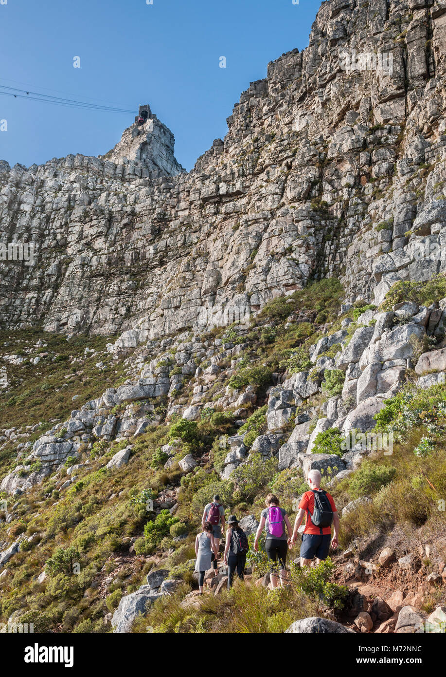 Gli escursionisti in India Venster percorso escursionistico sulla Table Mountain a Cape Town. Foto Stock