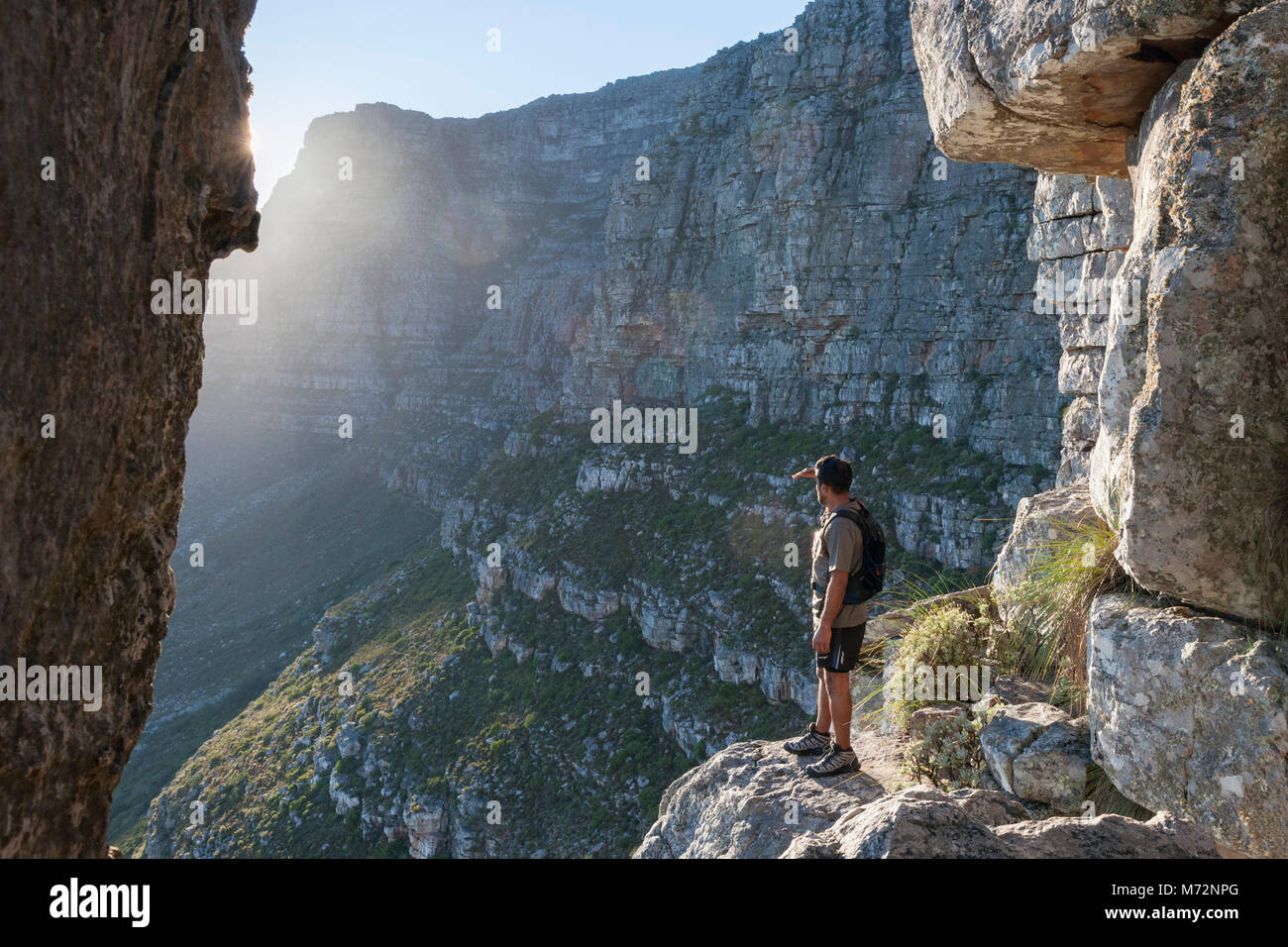 Escursionista guardando fuori dal "India" Venster rock formazione sulla Table Mountain a Cape Town. Foto Stock