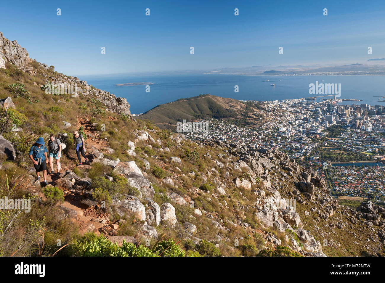 Gli escursionisti in India Venster percorso escursionistico sulla Table Mountain a Cape Town. Foto Stock