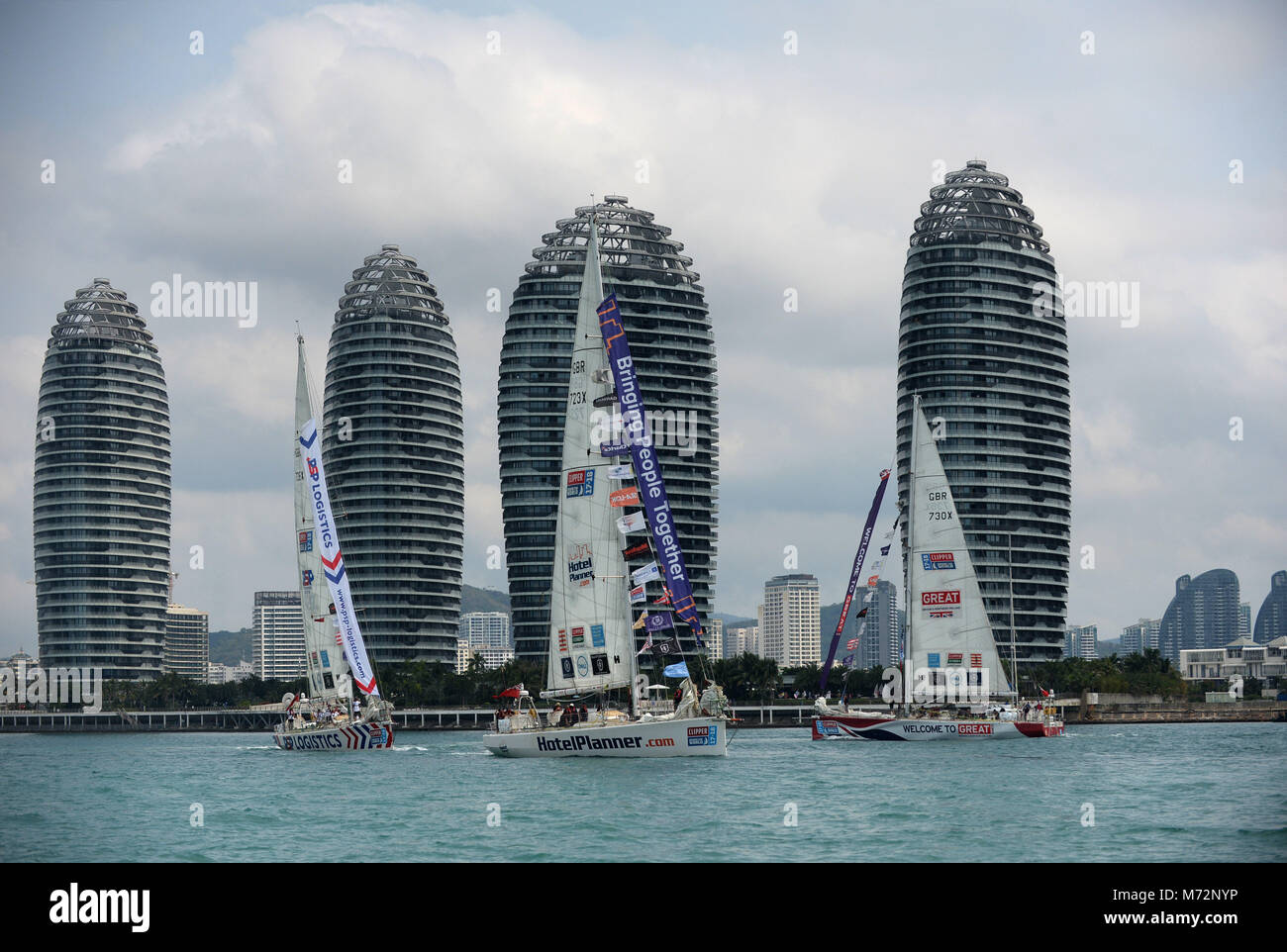 Clipper 70 yachts sono visti come concorrenti partono Hainan sull'inizio della gamba 8 della Clipper il giro del mondo in barca a vela da Sanya a Qingdao, Cina il 4 marzo 2018. Foto Stock