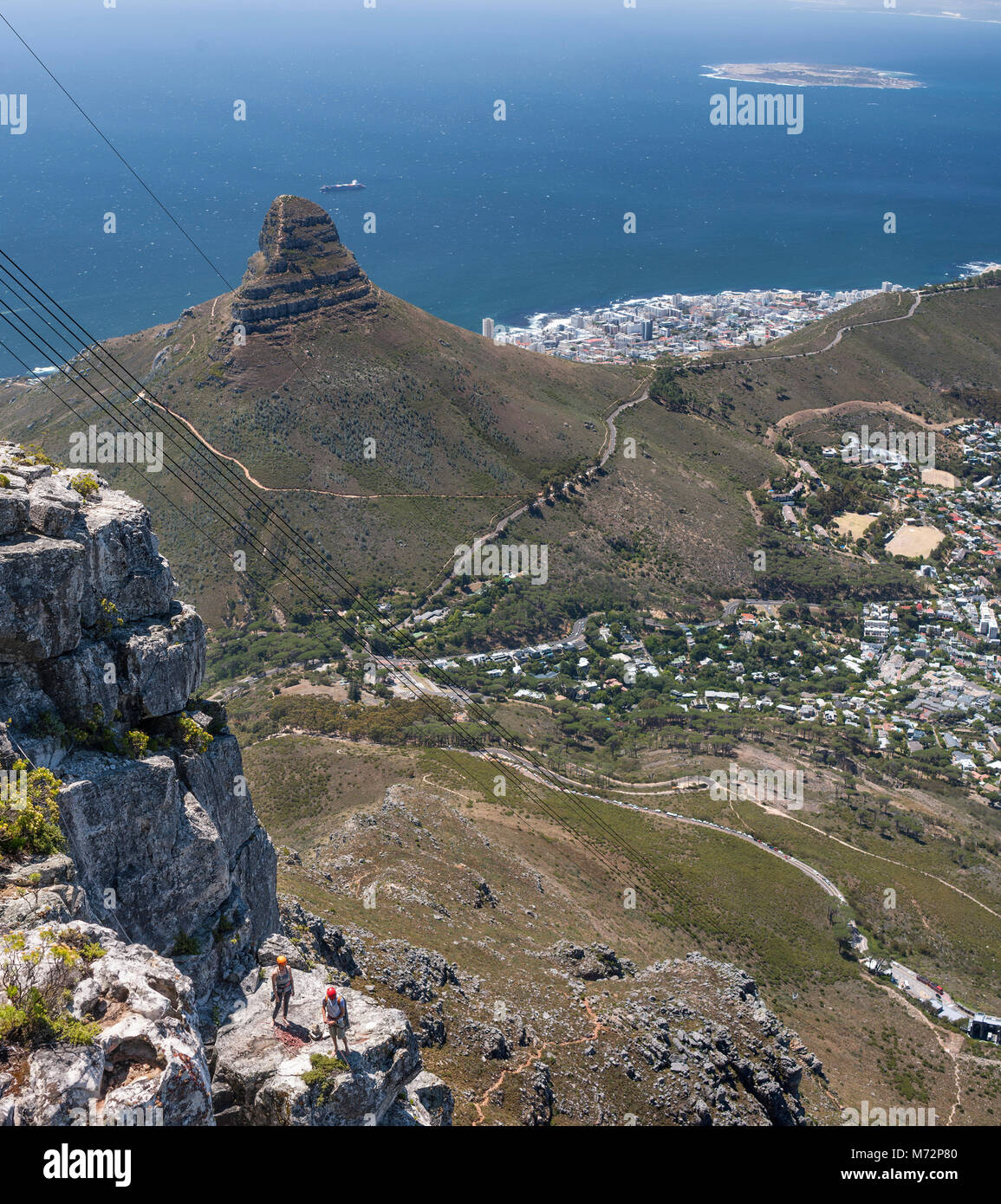 Arrampicatori preparando a salire appena sotto la cima del Table Mountain a Cape Town. Testa di leone, Robben Island e Cape Town's Atlantic Seaboard ca Foto Stock