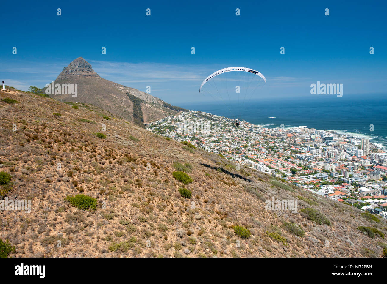 Il parapendio in tandem a Cape Town. Foto Stock