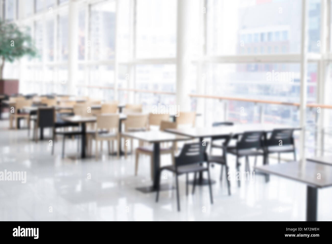 L'interno vuoto ristorante con parete in vetro la sfocatura sullo sfondo Foto Stock