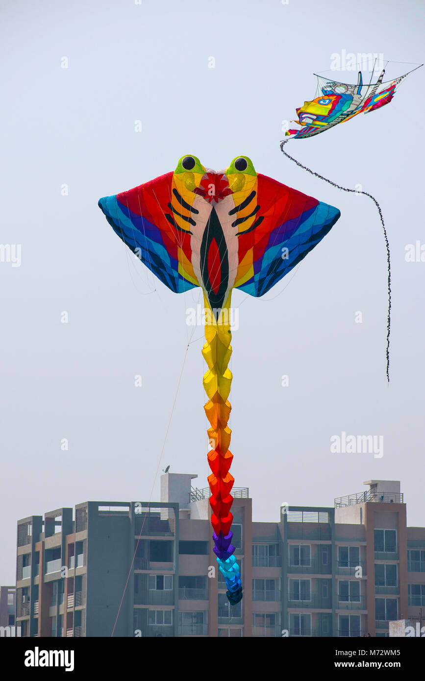 Varie aquiloni competere a livello internazionale il Kite Festival a fronte fiume Sabarmati, Ahmedabad, Gujarat, India Foto Stock