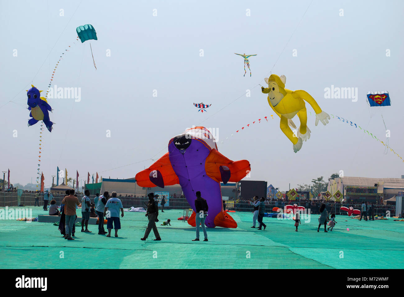 Varie aquiloni competere a livello internazionale il Kite Festival a fronte fiume Sabarmati, Ahmedabad, Gujarat, India Foto Stock