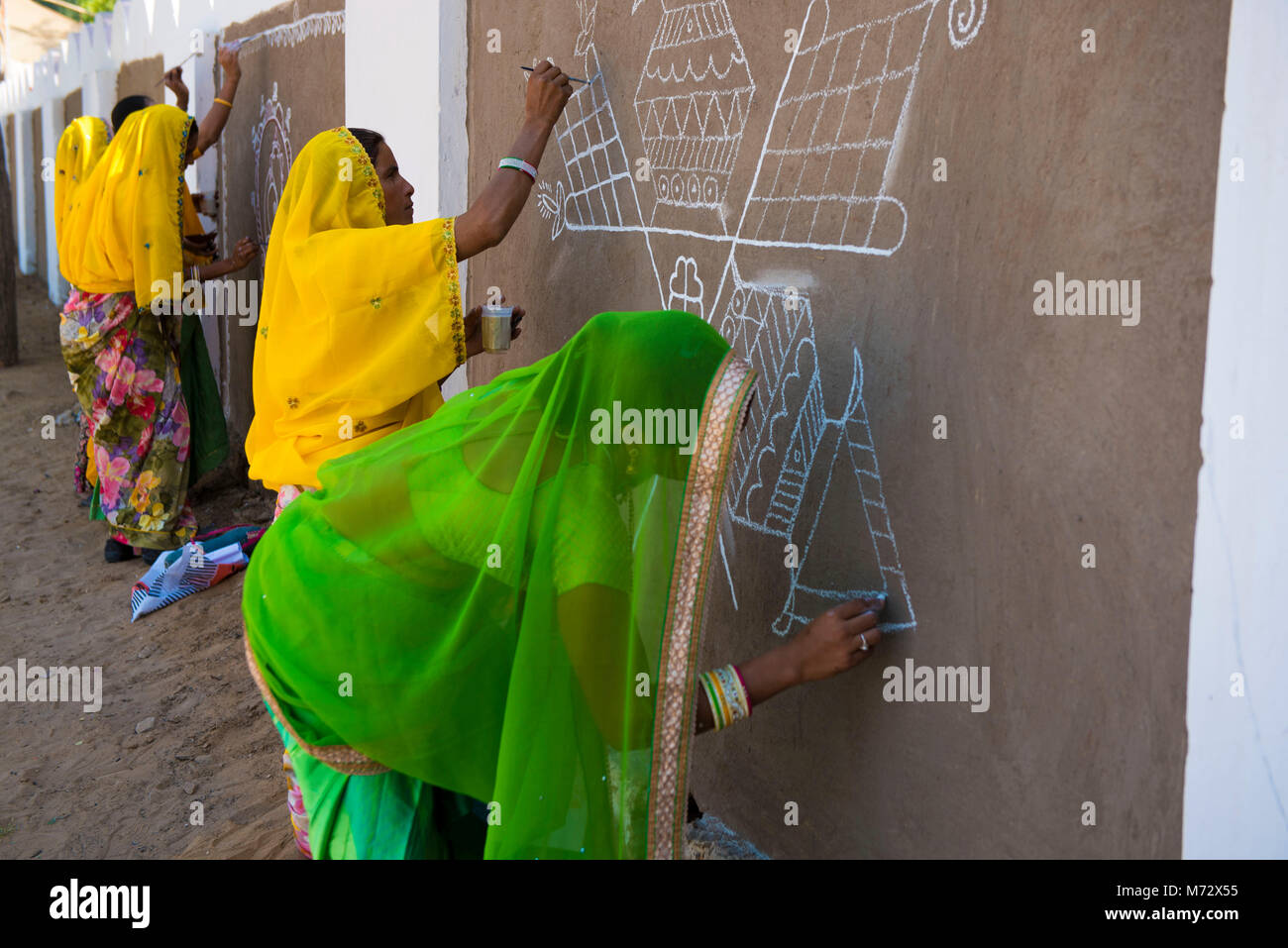 Pushkar / India 27 ottobre 2017 tradizionali di Rajasthani donne facendo pittura decorativa sulla parete per il cammello di Pushkar Fair a Pushkar nel Rajasthan Foto Stock
