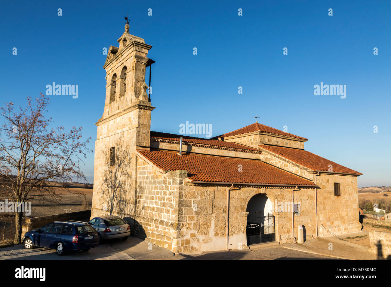 La Chiesa di Nostra Signora dell'Assunzione (iglesia de la Asunción) in Peleas de Arriba, una piccola cittadina in provincia di Zamora Castiglia e Leon, Spagna Foto Stock