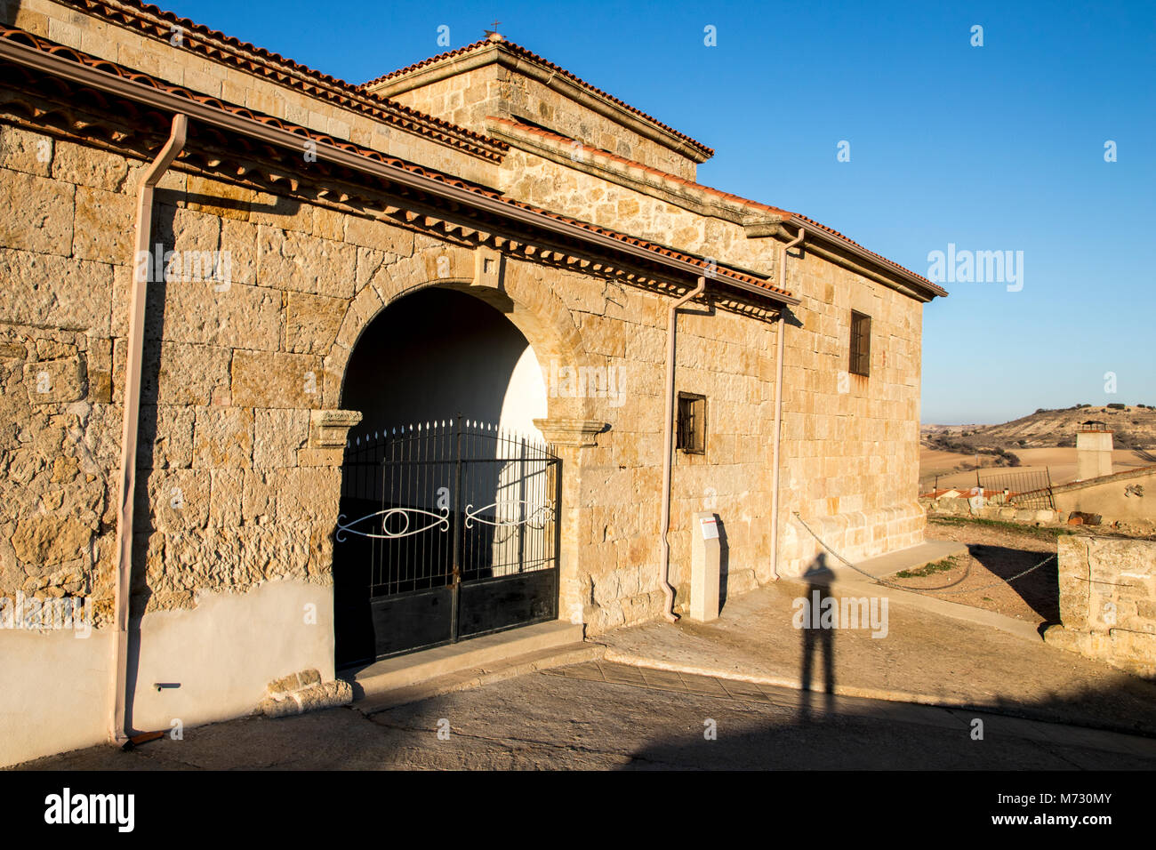 La Chiesa di Nostra Signora dell'Assunzione (iglesia de la Asunción) in Peleas de Arriba, una piccola cittadina in provincia di Zamora Castiglia e Leon, Spagna Foto Stock