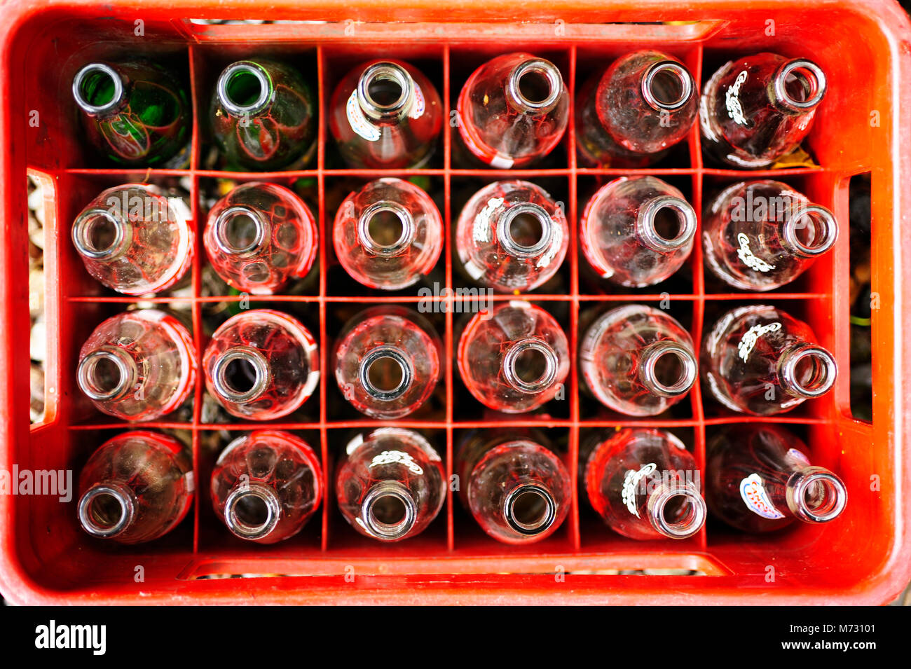 Una vista in pianta di un caso di vetro bottiglie di soda attende il riciclaggio. Foto Stock