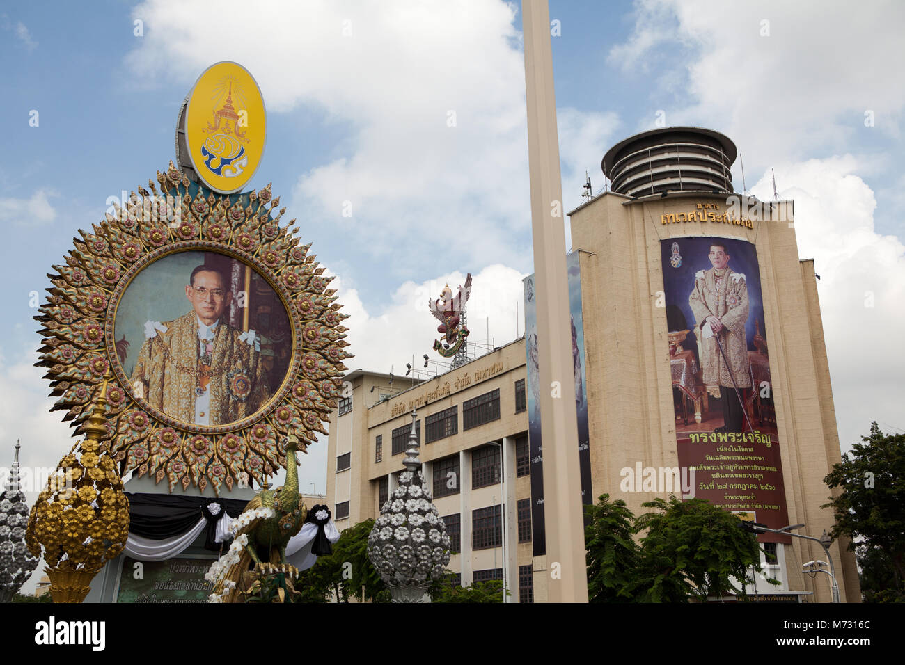Immagini giganti del compianto Re Bhumibol Adulyadej, e suo figlio Vajiralongkorn, Ratchadamnoen Road di Bangkok Foto Stock