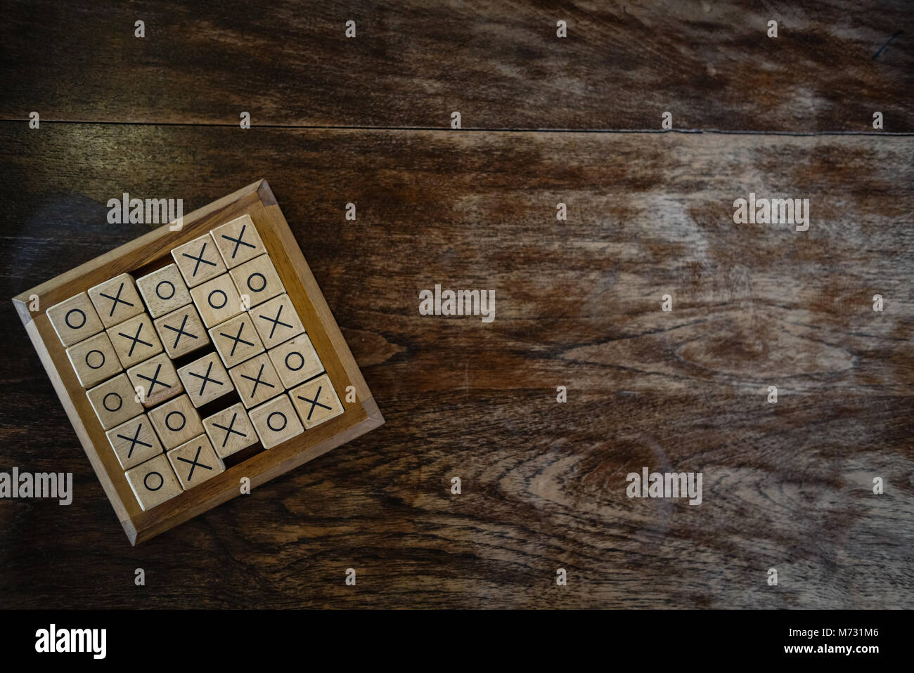 Ox tic tac toe gioco realizzato dal blocco di legno sul tavolo in legno. Il rischio, strategia, concorso in business Foto Stock