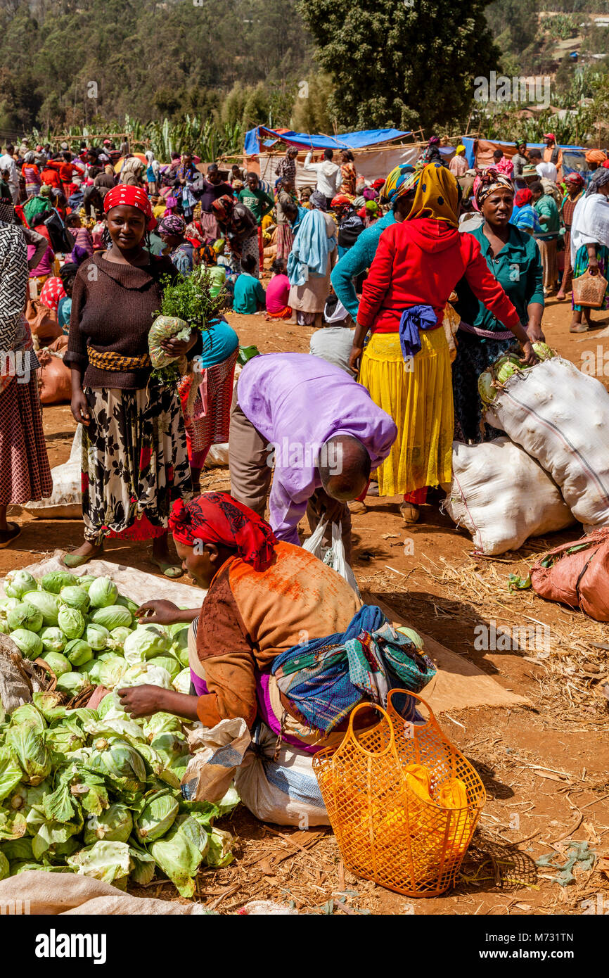 Il famoso Mercato del Sabato presso il villaggio di Dorze di Chencha, in alta montagna Guge, Gamo Gofa Zona, Etiopia Foto Stock
