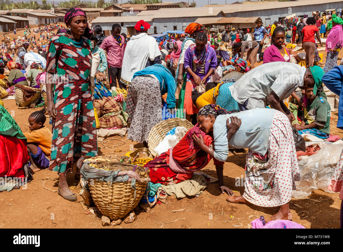 Donne locali saluto ogni altro presso il famoso mercato del sabato nel villaggio di Dorze di Chencha, in alta montagna Guge, Gamo Gofa Zona, Etiopia Foto Stock