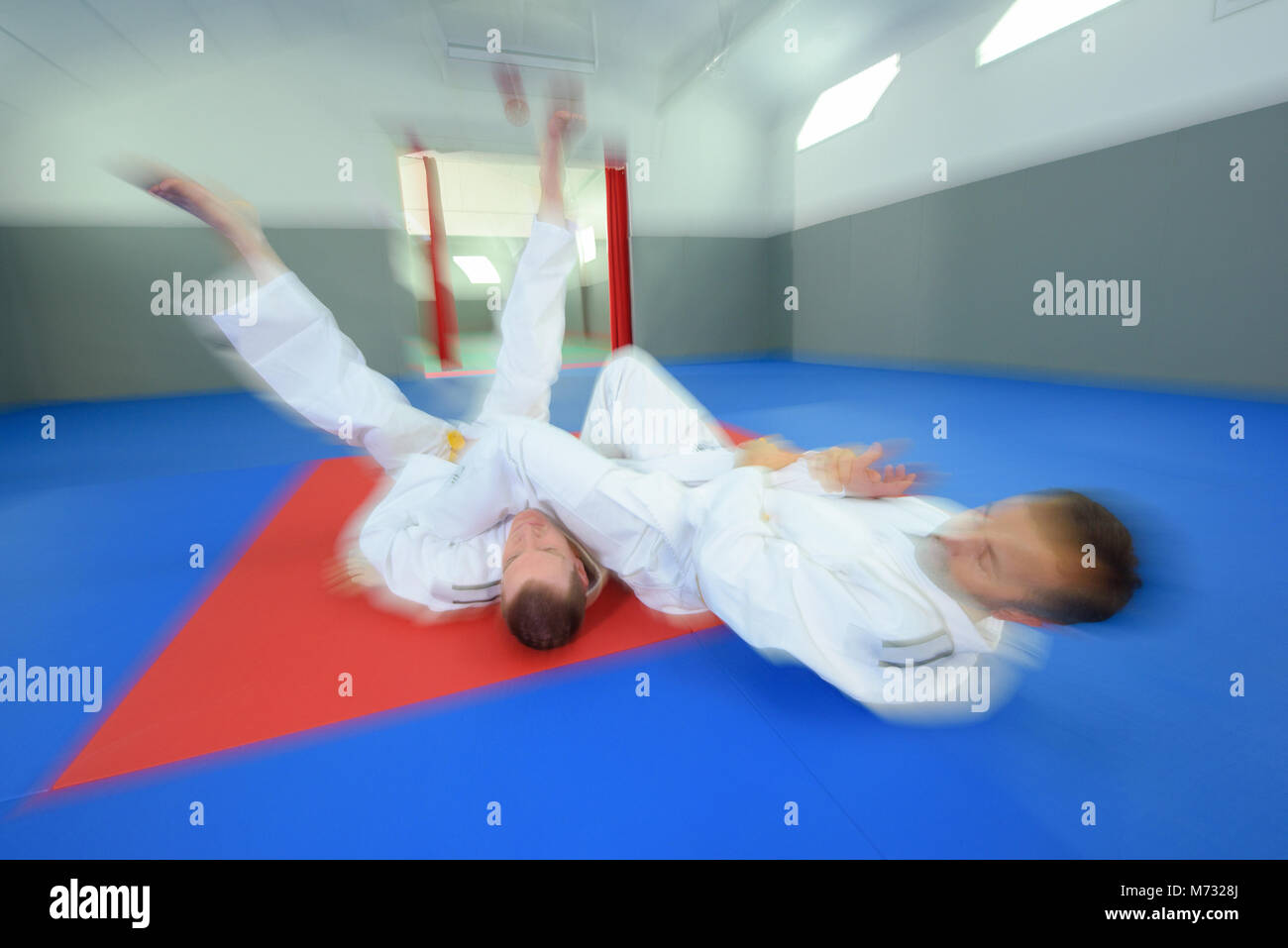 Immagine di sfocatura di taekwondo classe con studenti e insegnanti Foto Stock