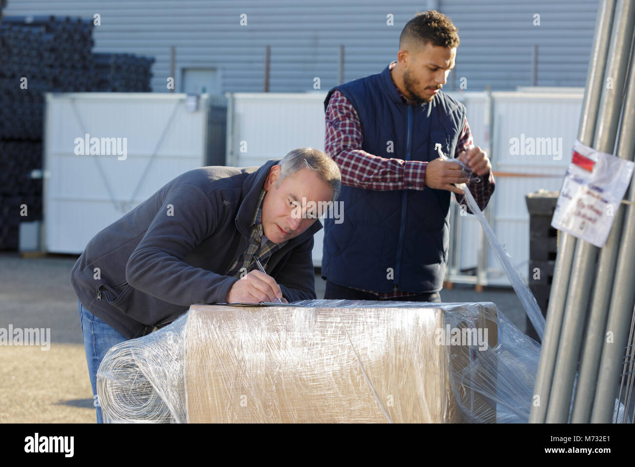 Agente di magazzino firma la casella Foto Stock