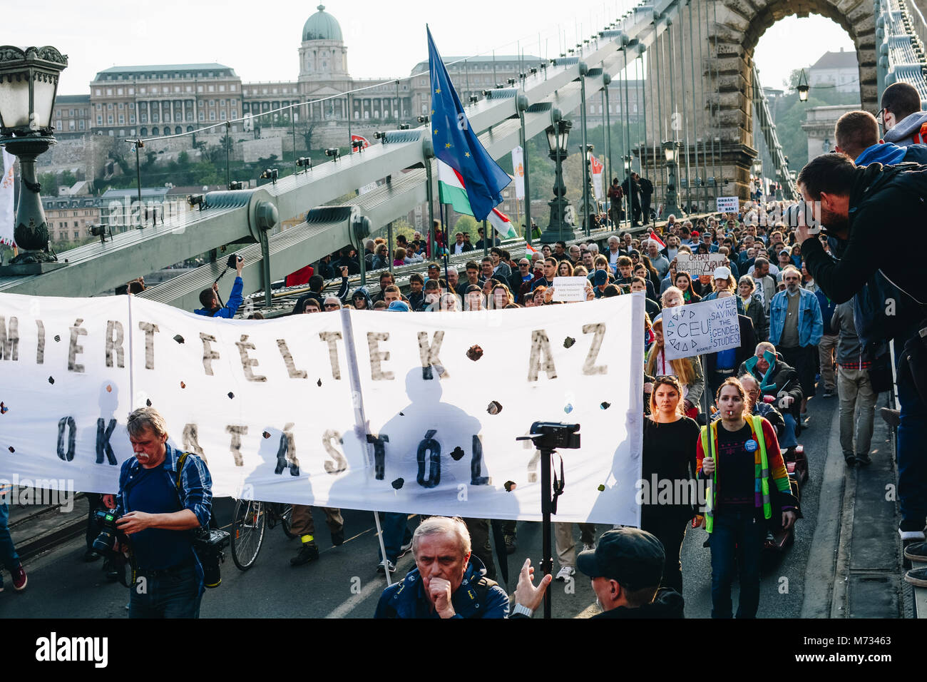 Persone protestano contro il disegno di legge che comprometterebbe il Central European University, liberale - Scuola di dottorato in scienze sociali Foto Stock