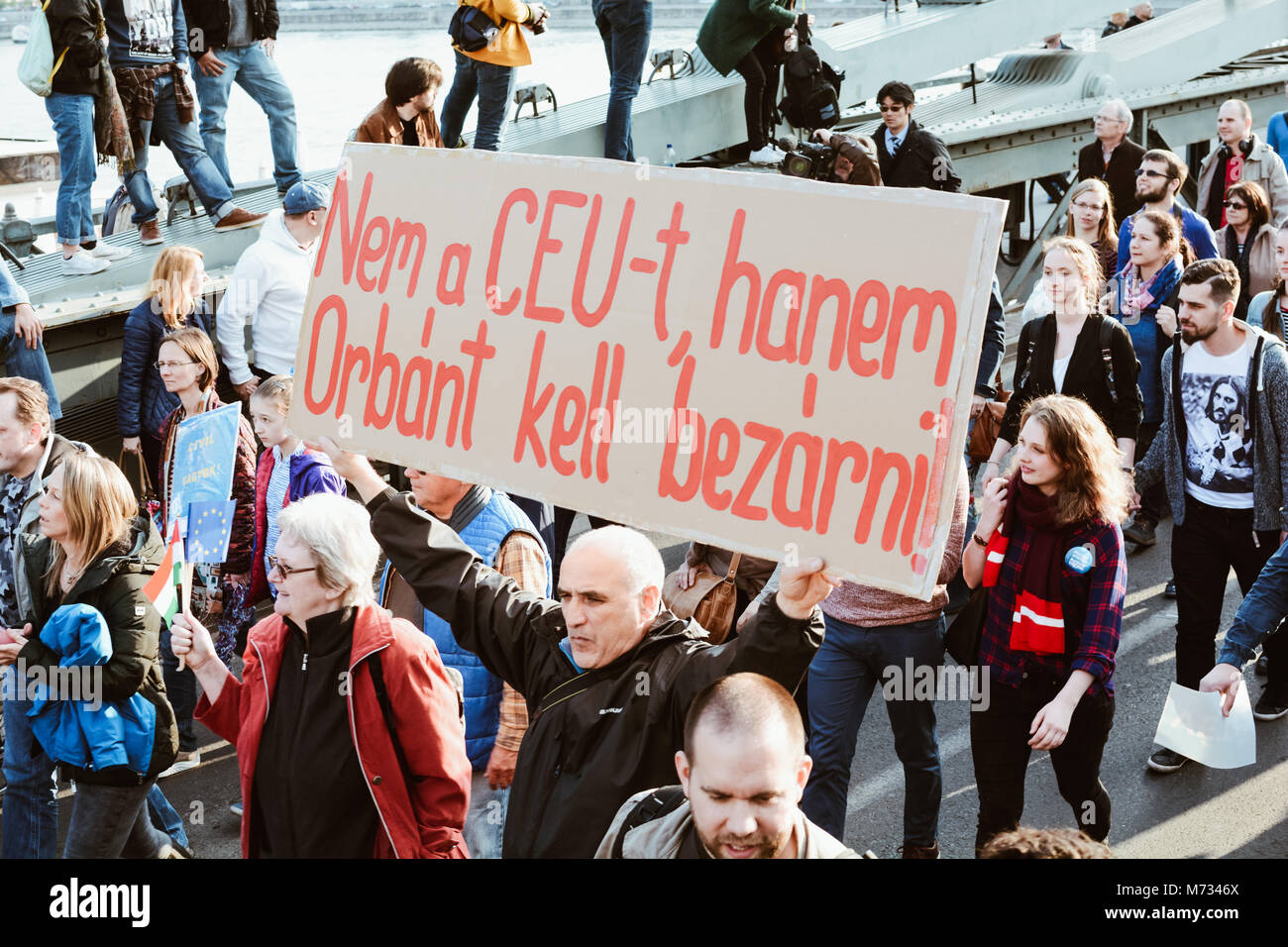 Persone protestano contro il disegno di legge che comprometterebbe il Central European University, liberale - Scuola di dottorato in scienze sociali Foto Stock