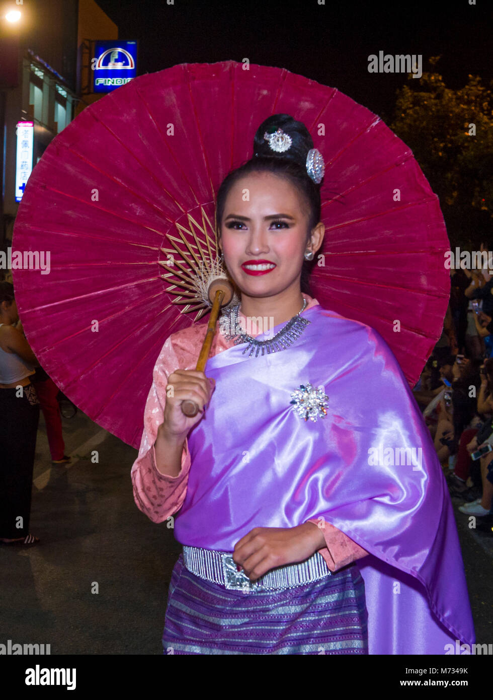 Partecipa a una sfilata durante il festival Yee Peng a Chiang mai , Thailandia Foto Stock