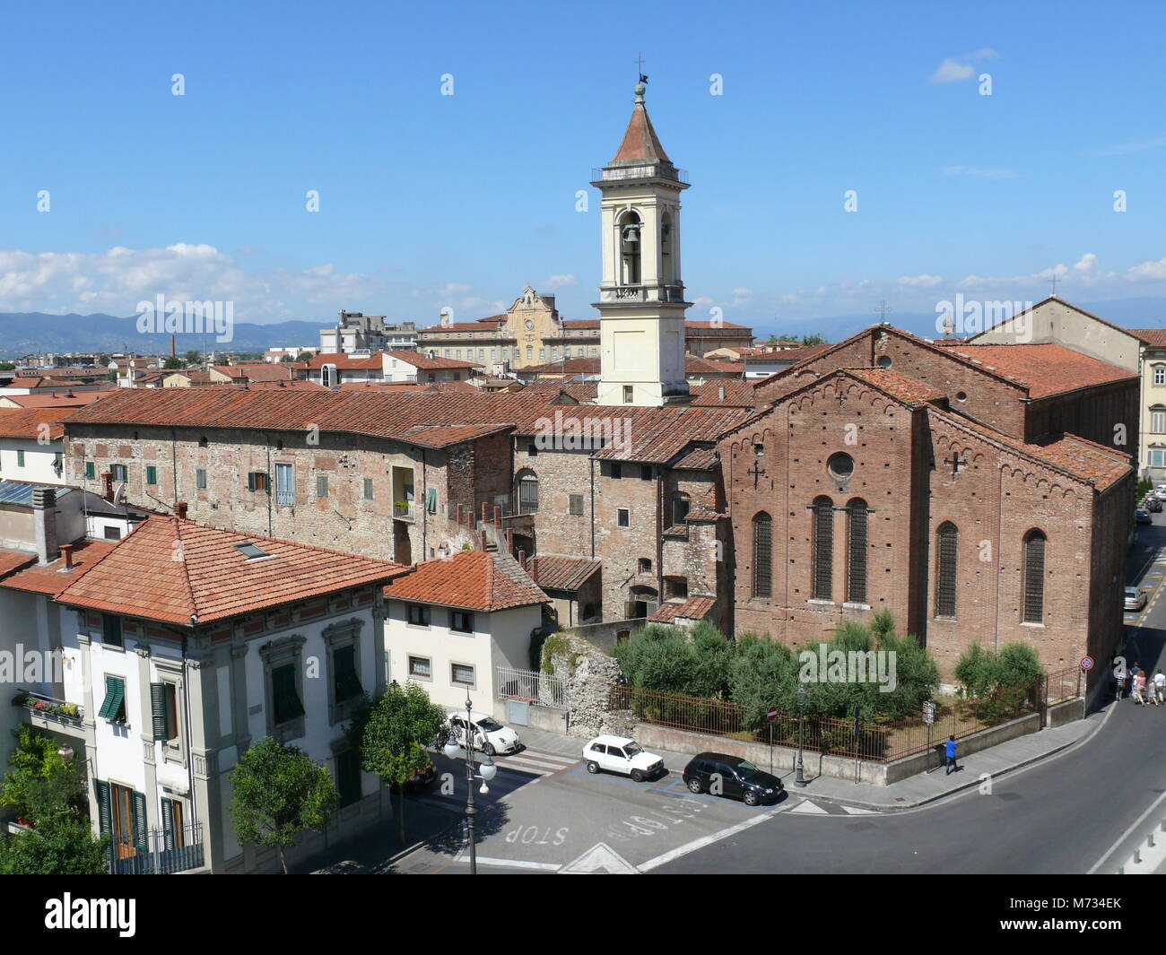 Prato, Italia, Agosto 2, 2015: chiesa di San Francesco e Santa Maria delle Carceri piazza di Prato Foto Stock