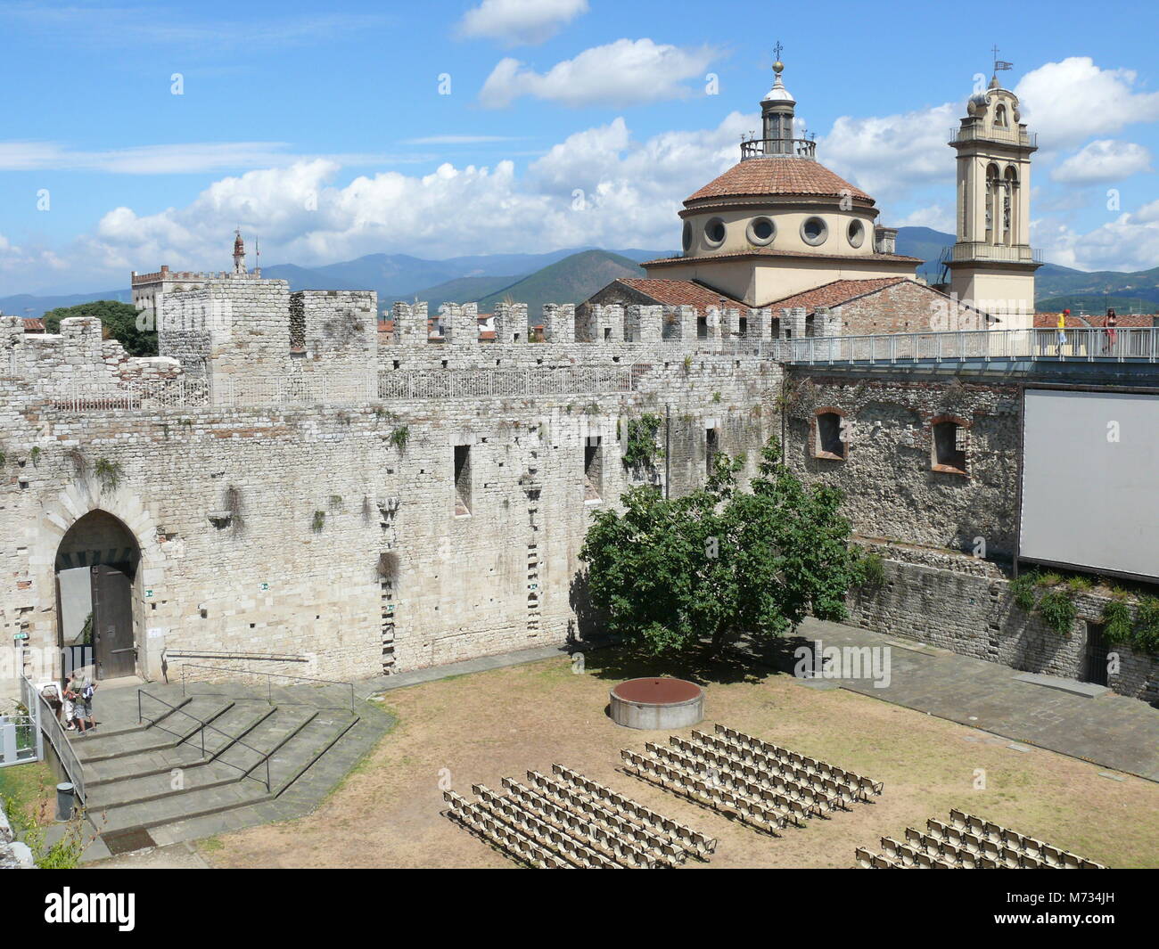 Prato, Italia, Agosto 2, 2015: corte del Castello degli imperatori di Prato (Toscana) Foto Stock