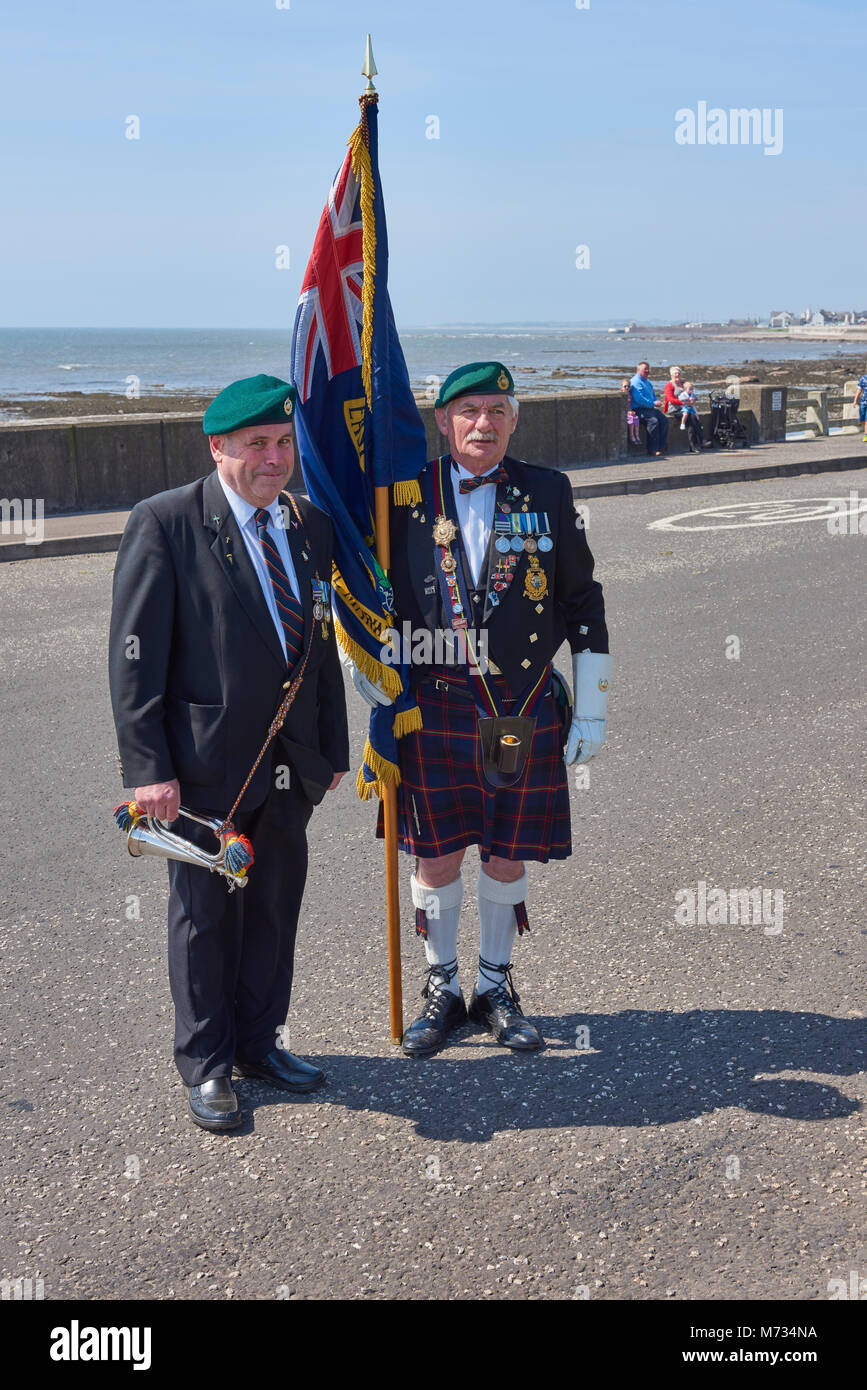 Due fieri ex Royal Marines unisciti alla folla al festival di eroi evento tenutosi all'Arbroath. Foto Stock