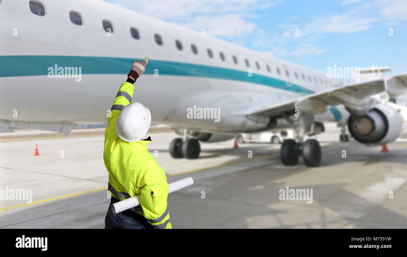Un tecnico di ispezione engeneer di un aeromobile in un aeroporto Foto Stock