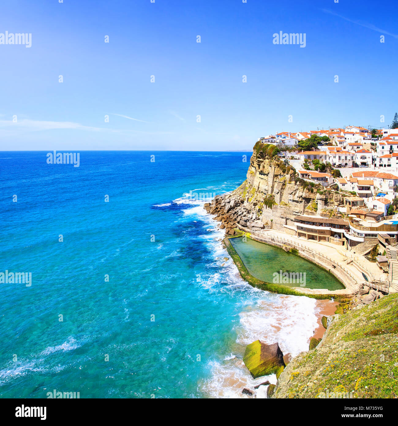 Azenhas do Mar villaggio bianco punto di riferimento sulla scogliera e oceano Atlantico, Sintra, Lisbona, Portogallo, dell'Europa. Foto Stock