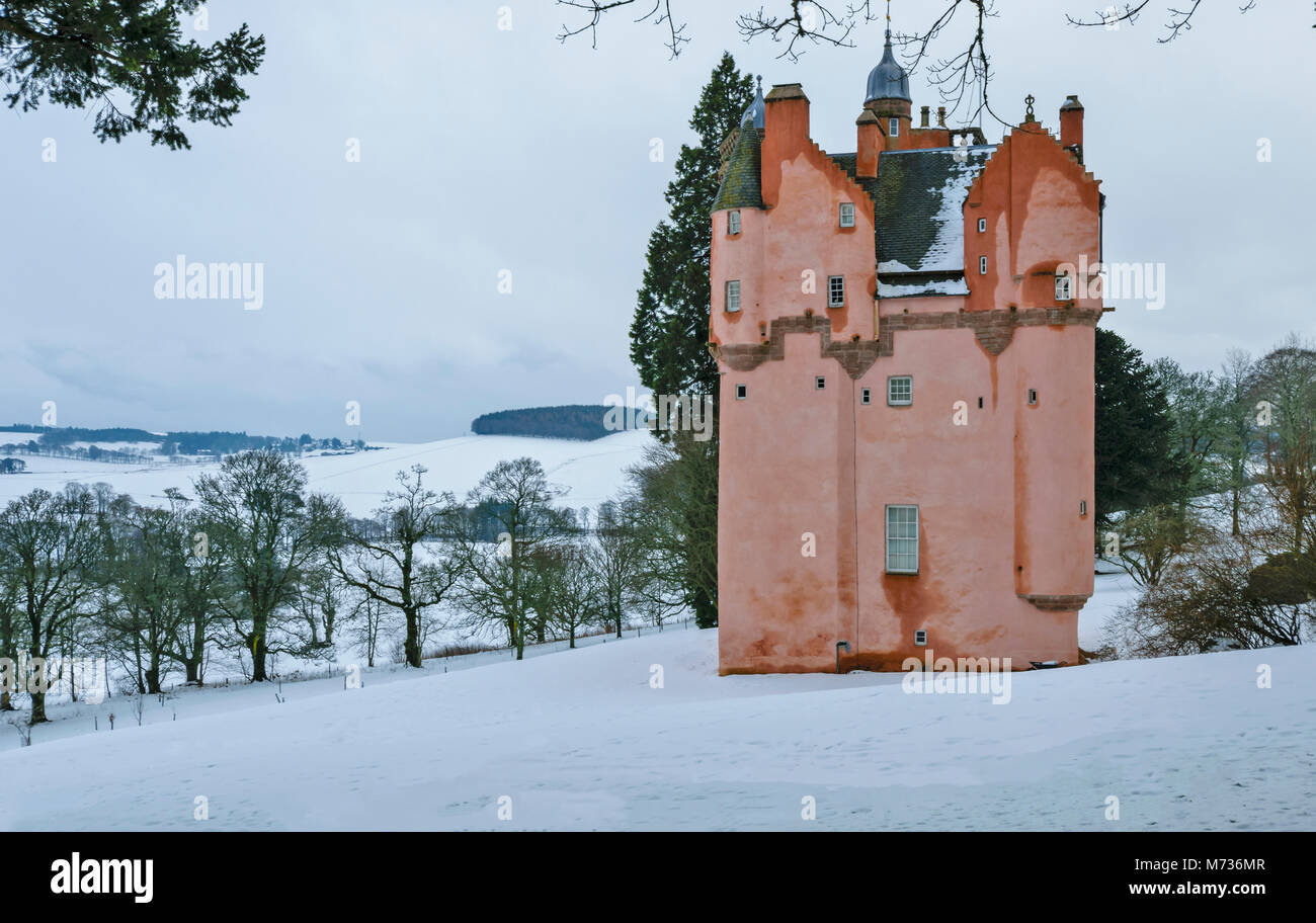 Castello di Craigievar ABERDEENSHIRE Scozia torre rosa su una coperta di neve collina con alberi che si affaccia sulla campagna invernale Foto Stock