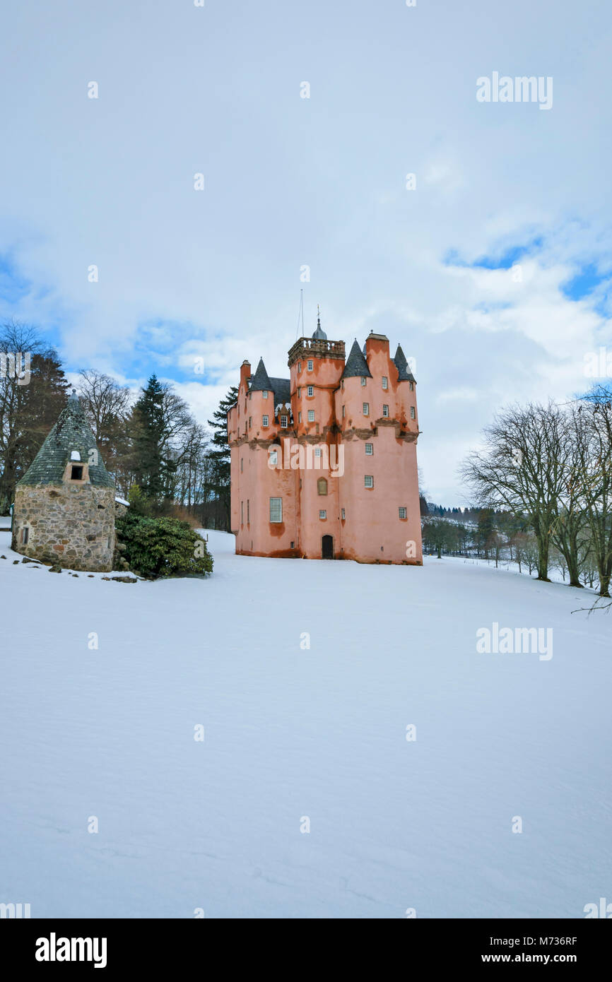 Castello di Craigievar ABERDEENSHIRE in Scozia con la torre rosa circondato da neve invernale Foto Stock