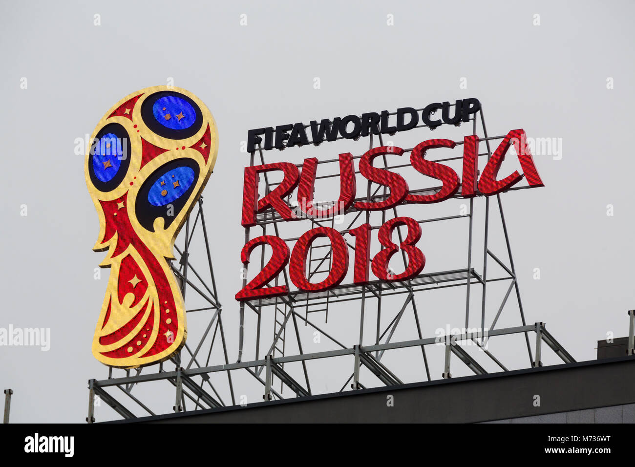 La costruzione di pubblicità è installato su un edificio su Zubovsky Boulevard di Mosca con la scritta "FIFA World Cup Russia 2018', Russia Foto Stock