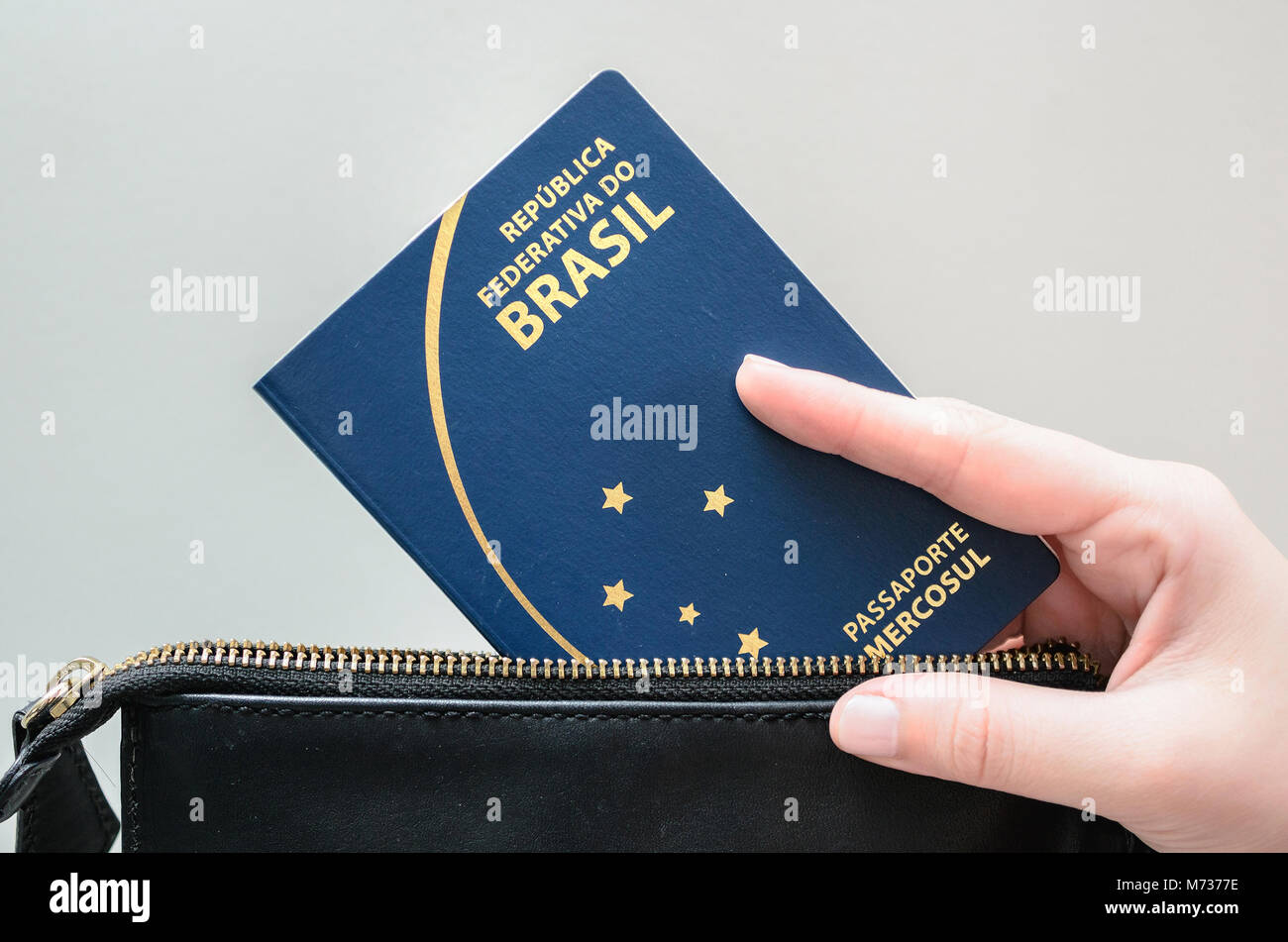 Brasile - Marzo 02, 2018: Donna mano tenendo il passaporto brasiliano fuori del sacchetto. Foto Stock
