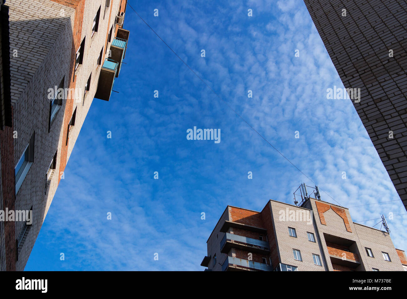 Edifici di appartamenti. Architettura contemporanea. Edificio multipiano. Blocco di appartamenti. Alloggiamento station wagon. Quartiere residenziale. Foto Stock