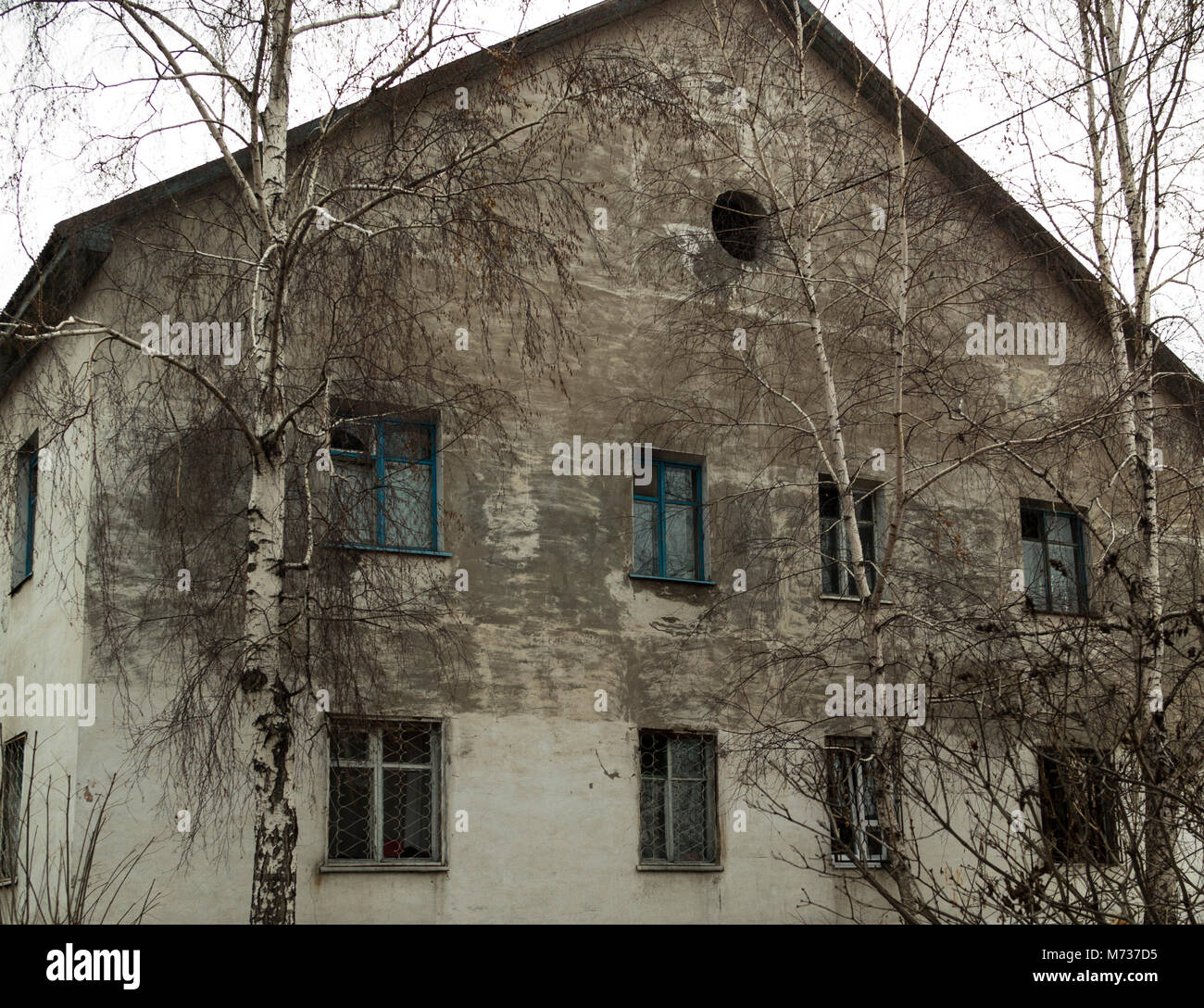 Mattone antico edificio di appartamenti. Vecchia architettura. Foto Stock