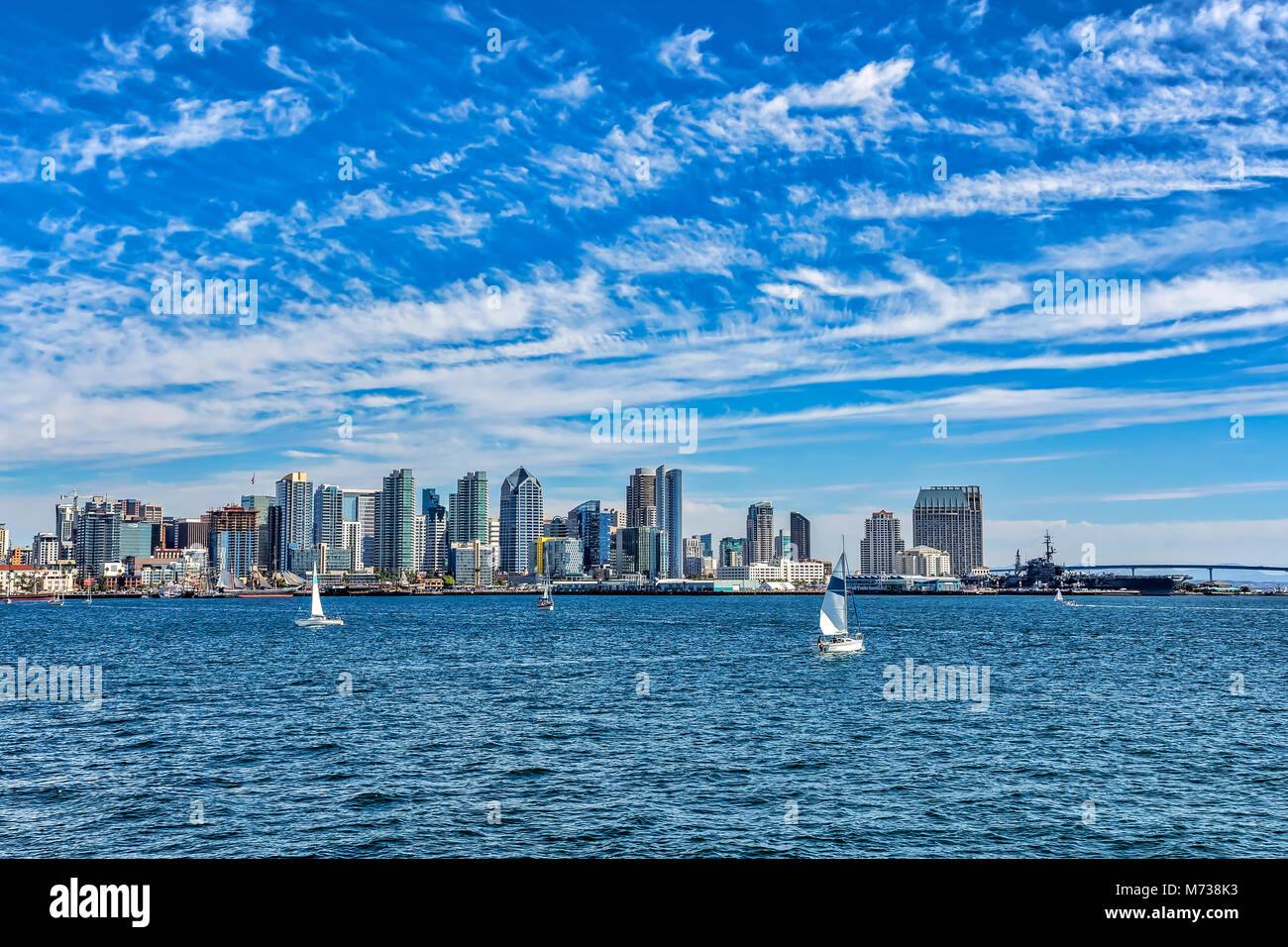 Barche a vela parapendio dalla baia del porto di San Diego, California Foto Stock